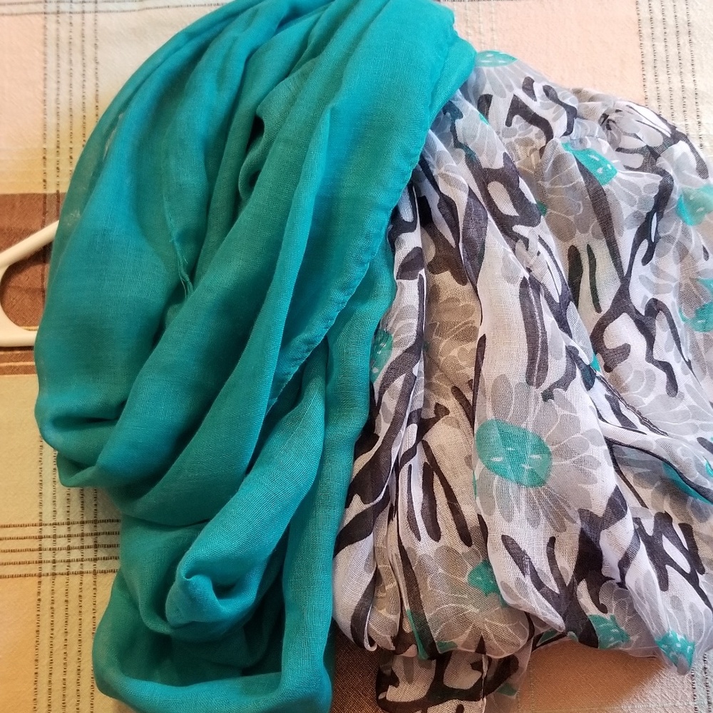 2 infinity scarves. Never used.